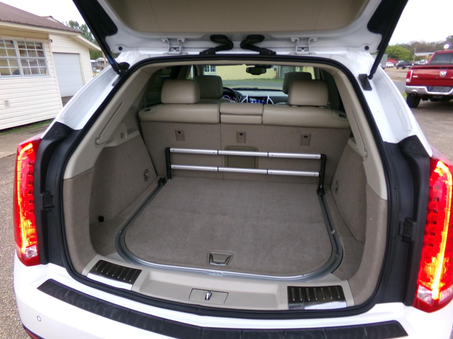 2013 White Diamond Pearl /White Cadillac SRX Luxury AWD (3GYFNDE35DS) with an 3.6L V6 DOHC 24V FFV engine, 6A transmission, located at 400 First NW, Bearden, AR, 71720, (870) 687-3414, 0.000000, 0.000000- Photo#3