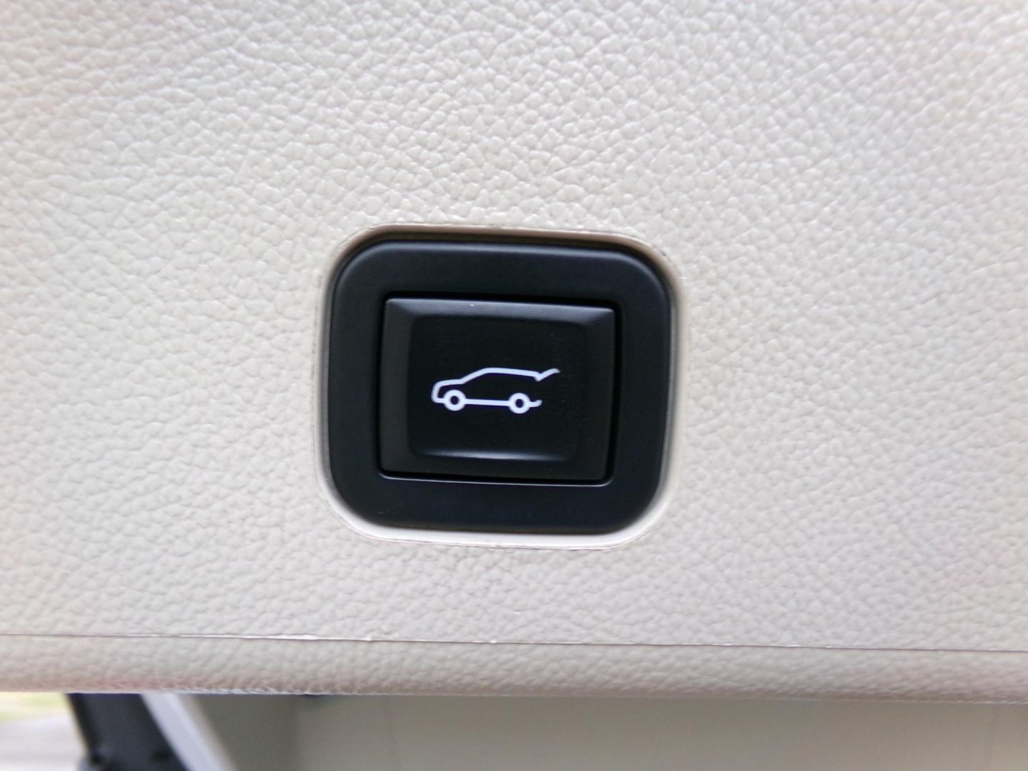 2013 White Diamond Pearl /White Cadillac SRX Luxury AWD (3GYFNDE35DS) with an 3.6L V6 DOHC 24V FFV engine, 6A transmission, located at 400 First NW, Bearden, AR, 71720, (870) 687-3414, 0.000000, 0.000000- Photo#4