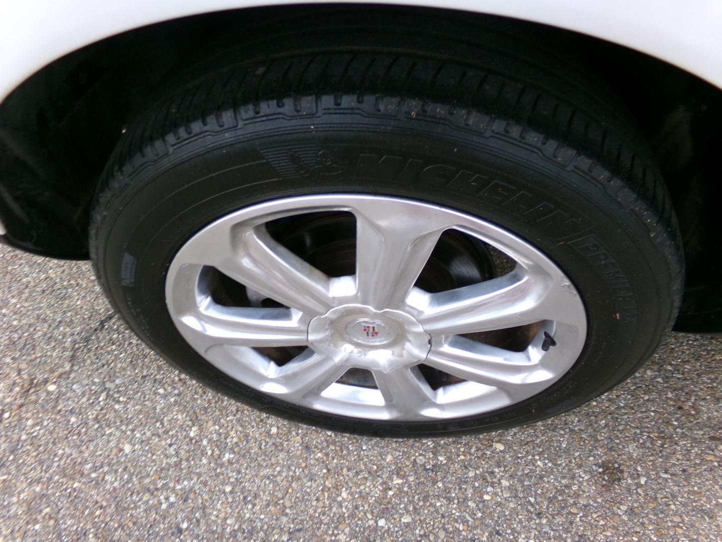 2013 White Diamond Pearl /White Cadillac SRX Luxury AWD (3GYFNDE35DS) with an 3.6L V6 DOHC 24V FFV engine, 6A transmission, located at 400 First NW, Bearden, AR, 71720, (870) 687-3414, 0.000000, 0.000000- Photo#5