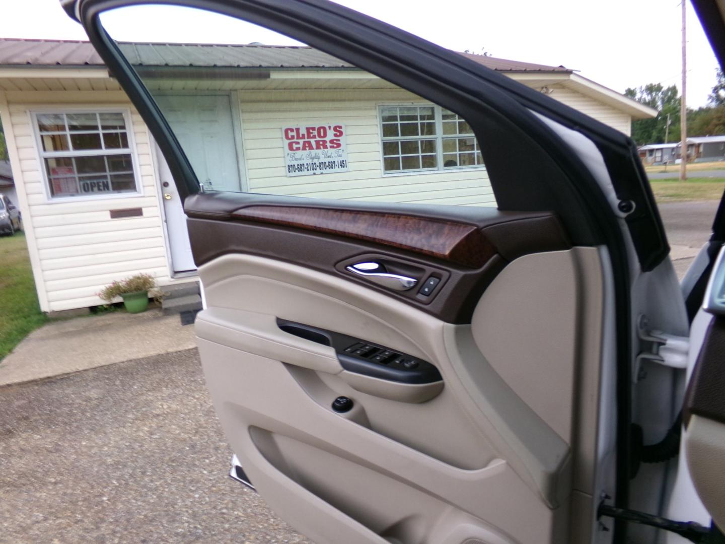 2013 White Diamond Pearl /White Cadillac SRX Luxury AWD (3GYFNDE35DS) with an 3.6L V6 DOHC 24V FFV engine, 6A transmission, located at 400 First NW, Bearden, AR, 71720, (870) 687-3414, 0.000000, 0.000000- Photo#7