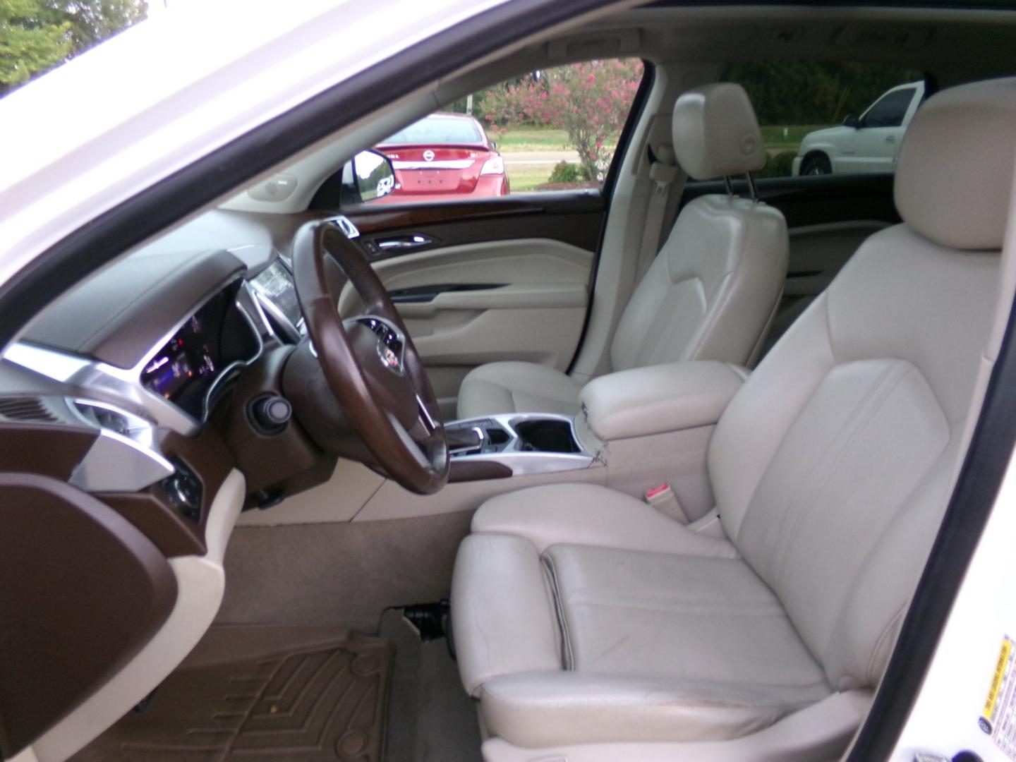 2013 White Diamond Pearl /White Cadillac SRX Luxury AWD (3GYFNDE35DS) with an 3.6L V6 DOHC 24V FFV engine, 6A transmission, located at 400 First NW, Bearden, AR, 71720, (870) 687-3414, 0.000000, 0.000000- Photo#8