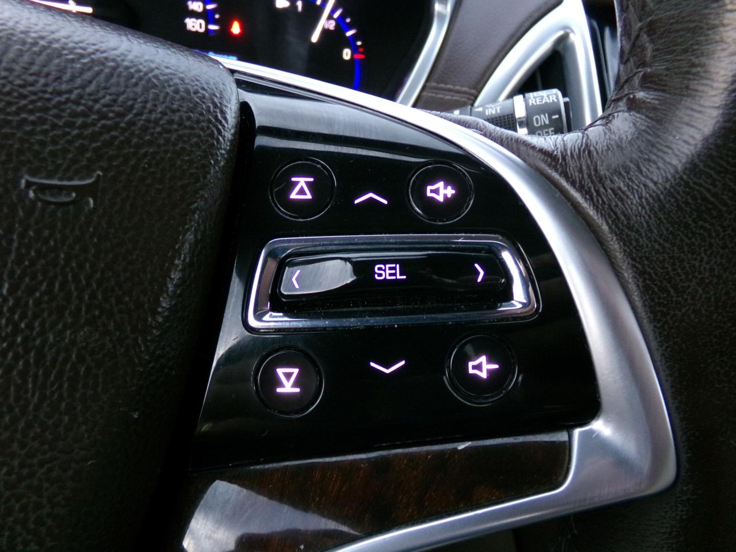 2013 White Diamond Pearl /White Cadillac SRX Luxury AWD (3GYFNDE35DS) with an 3.6L V6 DOHC 24V FFV engine, 6A transmission, located at 400 First NW, Bearden, AR, 71720, (870) 687-3414, 0.000000, 0.000000- Photo#15