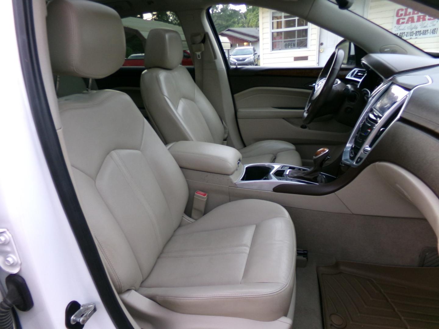 2013 White Diamond Pearl /White Cadillac SRX Luxury AWD (3GYFNDE35DS) with an 3.6L V6 DOHC 24V FFV engine, 6A transmission, located at 400 First NW, Bearden, AR, 71720, (870) 687-3414, 0.000000, 0.000000- Photo#20