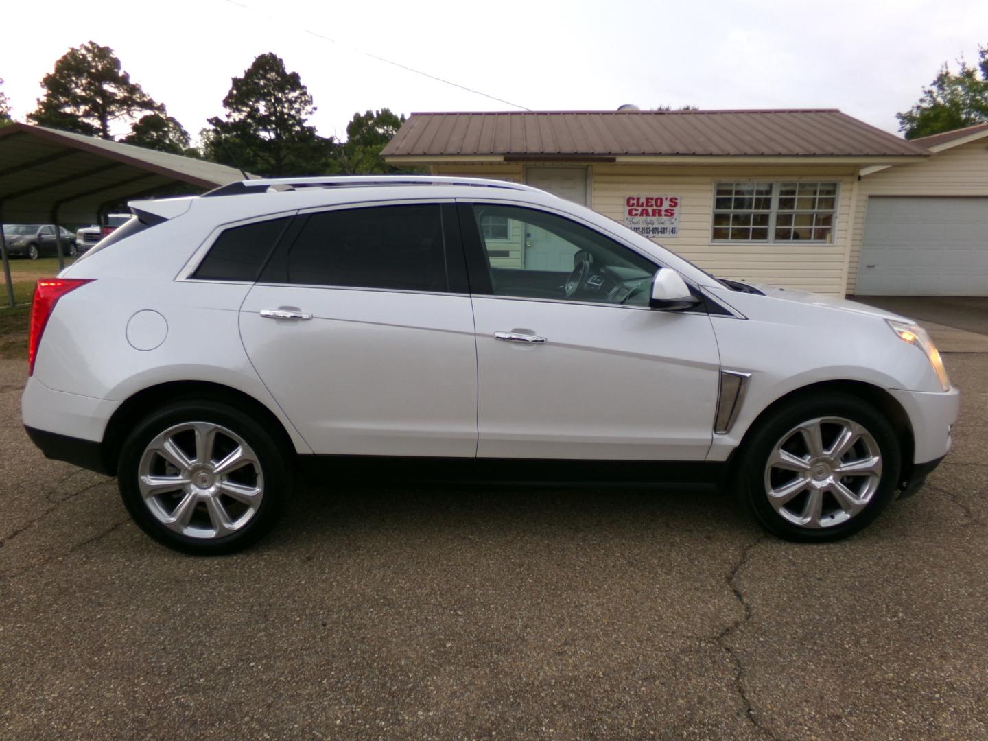 2013 White Diamond Pearl /White Cadillac SRX Luxury AWD (3GYFNDE35DS) with an 3.6L V6 DOHC 24V FFV engine, 6A transmission, located at 400 First NW, Bearden, AR, 71720, (870) 687-3414, 0.000000, 0.000000- Photo#24
