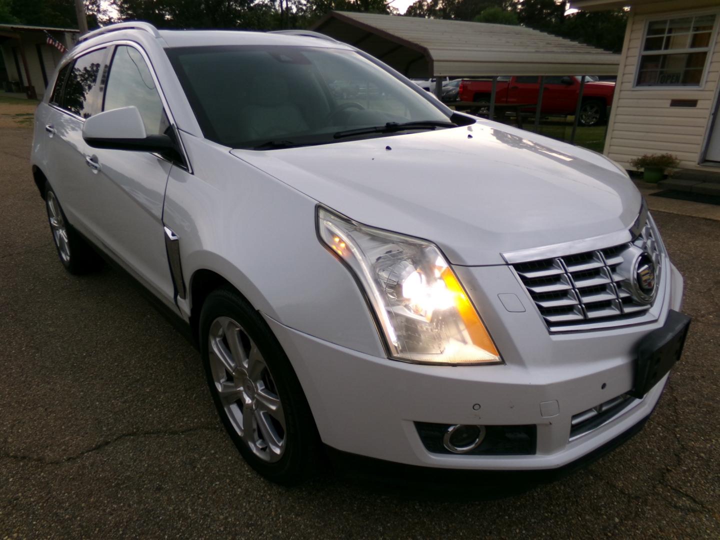 2013 White Diamond Pearl /White Cadillac SRX Luxury AWD (3GYFNDE35DS) with an 3.6L V6 DOHC 24V FFV engine, 6A transmission, located at 400 First NW, Bearden, AR, 71720, (870) 687-3414, 0.000000, 0.000000- Photo#26