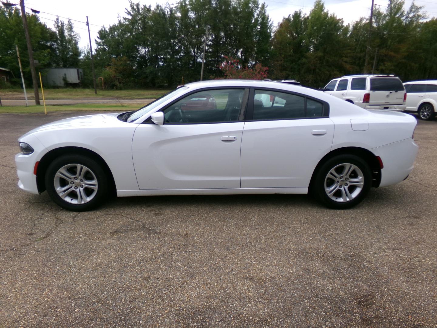2018 White /Black Dodge Charger SXT (2C3CDXBG4JH) with an 3.6L V6 DOHC 24V engine, 8-speed automatic transmission, located at 400 First NW, Bearden, AR, 71720, (870) 687-3414, 0.000000, 0.000000- Photo#1