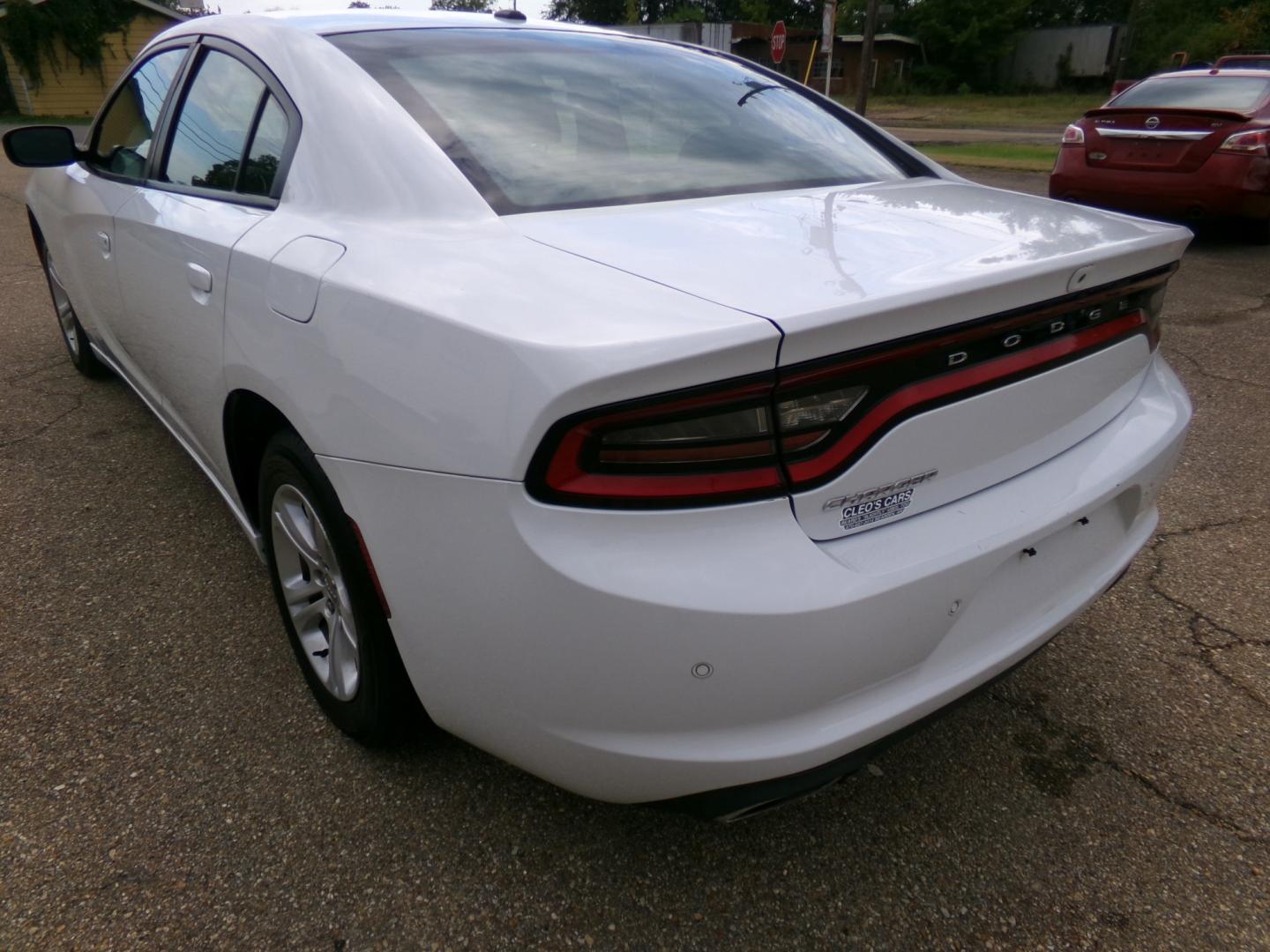 2018 White /Black Dodge Charger SXT (2C3CDXBG4JH) with an 3.6L V6 DOHC 24V engine, 8-speed automatic transmission, located at 400 First NW, Bearden, AR, 71720, (870) 687-3414, 0.000000, 0.000000- Photo#2