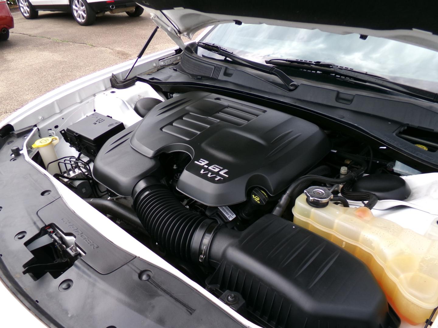 2018 White /Black Dodge Charger SXT (2C3CDXBG4JH) with an 3.6L V6 DOHC 24V engine, 8-speed automatic transmission, located at 400 First NW, Bearden, AR, 71720, (870) 687-3414, 0.000000, 0.000000- Photo#5