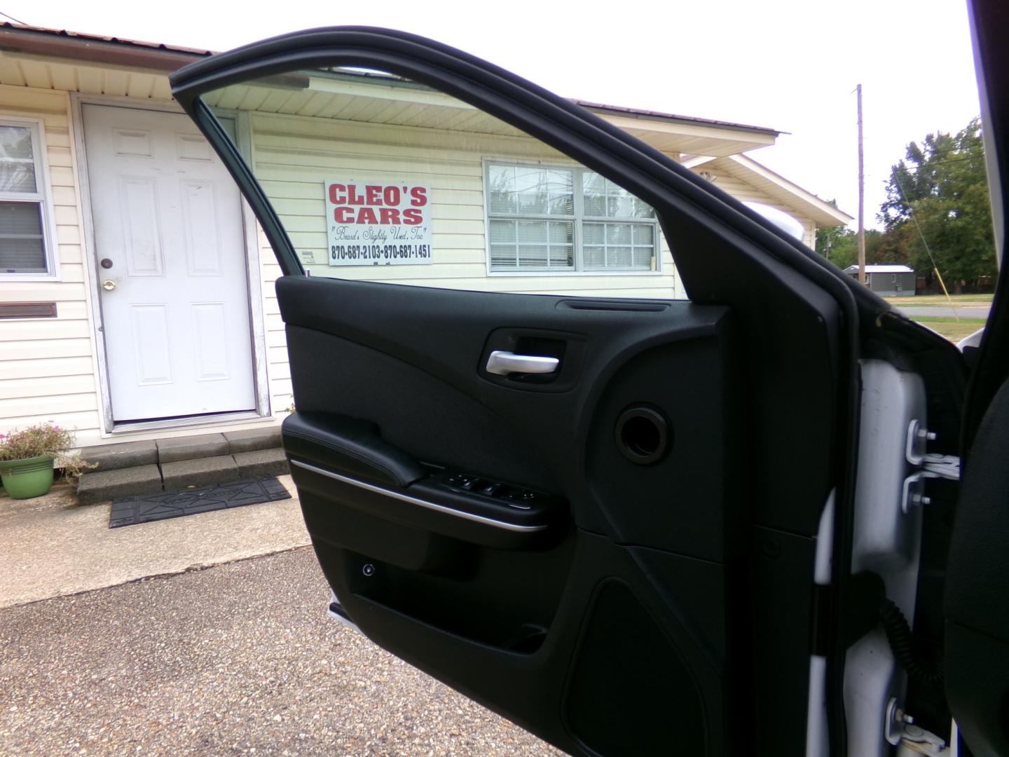 2018 White /Black Dodge Charger SXT (2C3CDXBG4JH) with an 3.6L V6 DOHC 24V engine, 8-speed automatic transmission, located at 400 First NW, Bearden, AR, 71720, (870) 687-3414, 0.000000, 0.000000- Photo#6