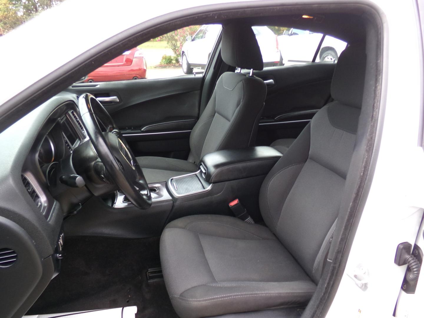 2018 White /Black Dodge Charger SXT (2C3CDXBG4JH) with an 3.6L V6 DOHC 24V engine, 8-speed automatic transmission, located at 400 First NW, Bearden, AR, 71720, (870) 687-3414, 0.000000, 0.000000- Photo#7