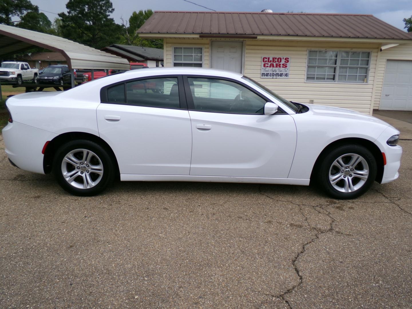 2018 White /Black Dodge Charger SXT (2C3CDXBG4JH) with an 3.6L V6 DOHC 24V engine, 8-speed automatic transmission, located at 400 First NW, Bearden, AR, 71720, (870) 687-3414, 0.000000, 0.000000- Photo#20