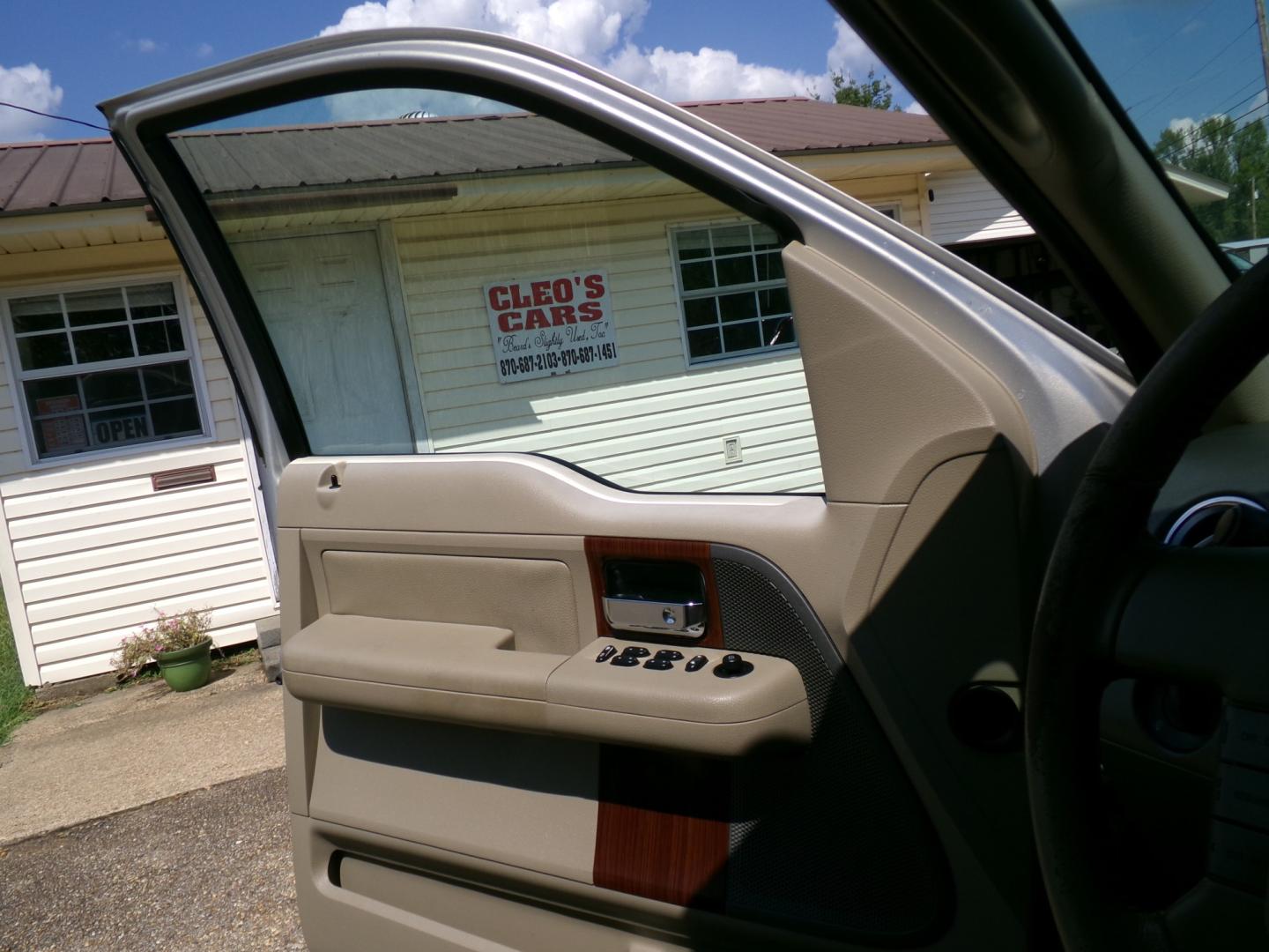 2006 Smokestone Metallic /Tan Ford F-150 Lariat SuperCab 2WD (1FTPX12576F) with an 5.4L V8 SOHC 16V engine, 4-Speed Automatic Overdrive transmission, located at 400 First NW, Bearden, AR, 71720, (870) 687-3414, 0.000000, 0.000000- Photo#7
