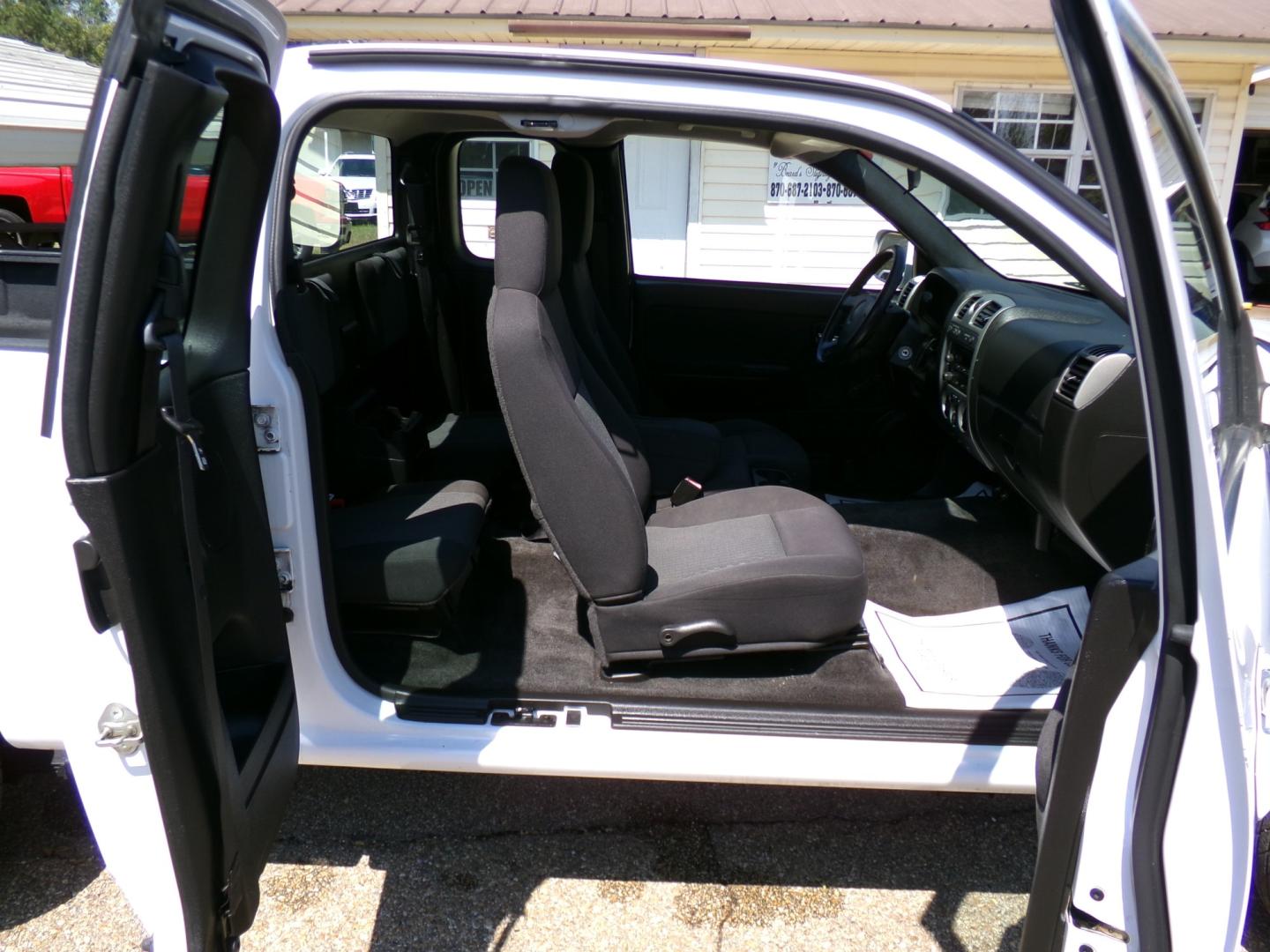 2012 White /Charcoal Chevrolet Colorado Work Truck Ext. Cab 4WD (1GCJTBFE4C8) with an 3.7L L5 DOHC 20V engine, Automatic transmission, located at 400 First NW, Bearden, AR, 71720, (870) 687-3414, 0.000000, 0.000000- Photo#16