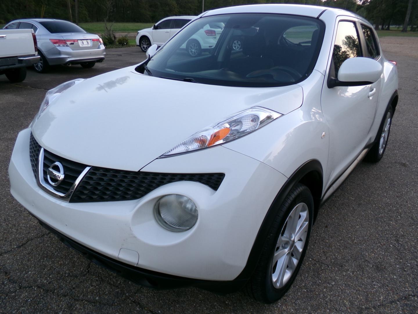 2013 White /Black Nissan Juke S FWD (JN8AF5MR6DT) with an 1.6L L4 DOHC 16V engine, Continuously Variable Transmission transmission, located at 400 First NW, Bearden, AR, 71720, (870) 687-3414, 0.000000, 0.000000- Photo#0