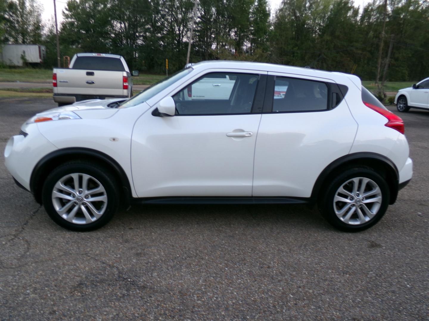 2013 White /Black Nissan Juke S FWD (JN8AF5MR6DT) with an 1.6L L4 DOHC 16V engine, Continuously Variable Transmission transmission, located at 400 First NW, Bearden, AR, 71720, (870) 687-3414, 0.000000, 0.000000- Photo#1