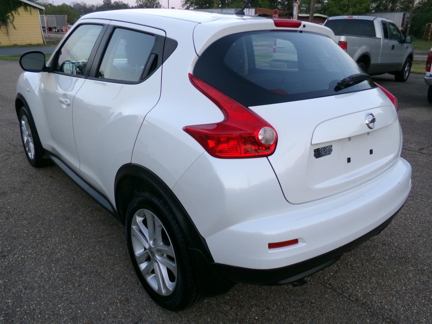 2013 White /Black Nissan Juke S FWD (JN8AF5MR6DT) with an 1.6L L4 DOHC 16V engine, Continuously Variable Transmission transmission, located at 400 First NW, Bearden, AR, 71720, (870) 687-3414, 0.000000, 0.000000- Photo#2