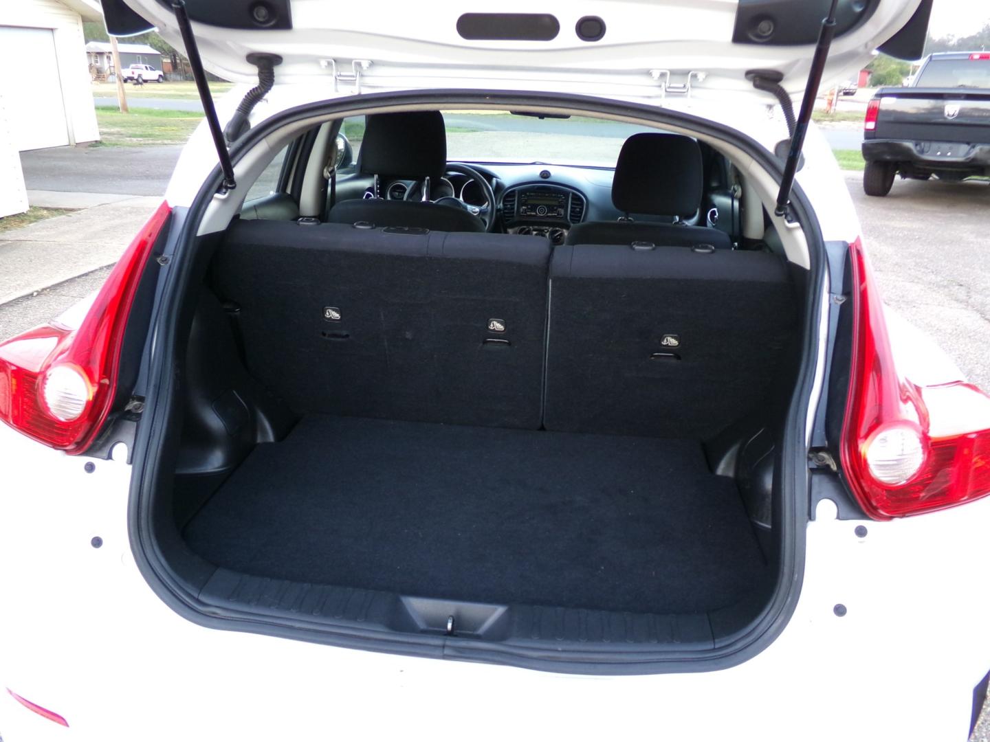 2013 White /Black Nissan Juke S FWD (JN8AF5MR6DT) with an 1.6L L4 DOHC 16V engine, Continuously Variable Transmission transmission, located at 400 First NW, Bearden, AR, 71720, (870) 687-3414, 0.000000, 0.000000- Photo#3