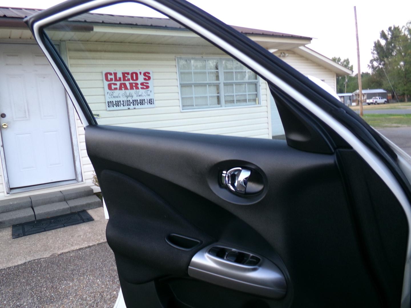 2013 White /Black Nissan Juke S FWD (JN8AF5MR6DT) with an 1.6L L4 DOHC 16V engine, Continuously Variable Transmission transmission, located at 400 First NW, Bearden, AR, 71720, (870) 687-3414, 0.000000, 0.000000- Photo#5