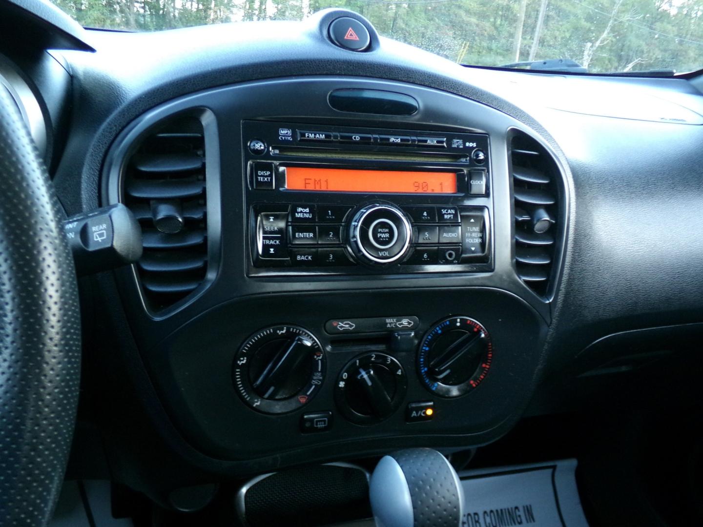 2013 White /Black Nissan Juke S FWD (JN8AF5MR6DT) with an 1.6L L4 DOHC 16V engine, Continuously Variable Transmission transmission, located at 400 First NW, Bearden, AR, 71720, (870) 687-3414, 0.000000, 0.000000- Photo#9