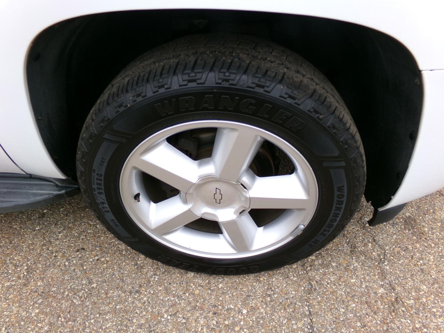 2014 Chevrolet Tahoe LT 2WD (1GNSCBE04ER) with an 5.3L V8 OHV 16V FFV engine, 6-Speed Automatic transmission, located at 400 First NW, Bearden, AR, 71720, (870) 687-3414, 0.000000, 0.000000- Photo#3