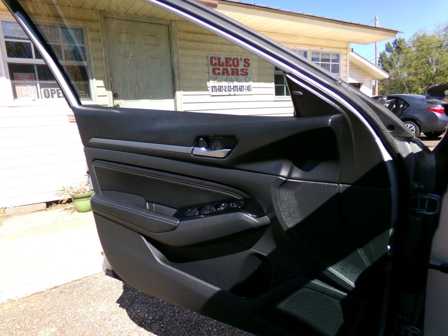 2014 Chevrolet Tahoe LT 2WD (1GNSCBE04ER) with an 5.3L V8 OHV 16V FFV engine, 6-Speed Automatic transmission, located at 400 First NW, Bearden, AR, 71720, (870) 687-3414, 0.000000, 0.000000- Photo#5
