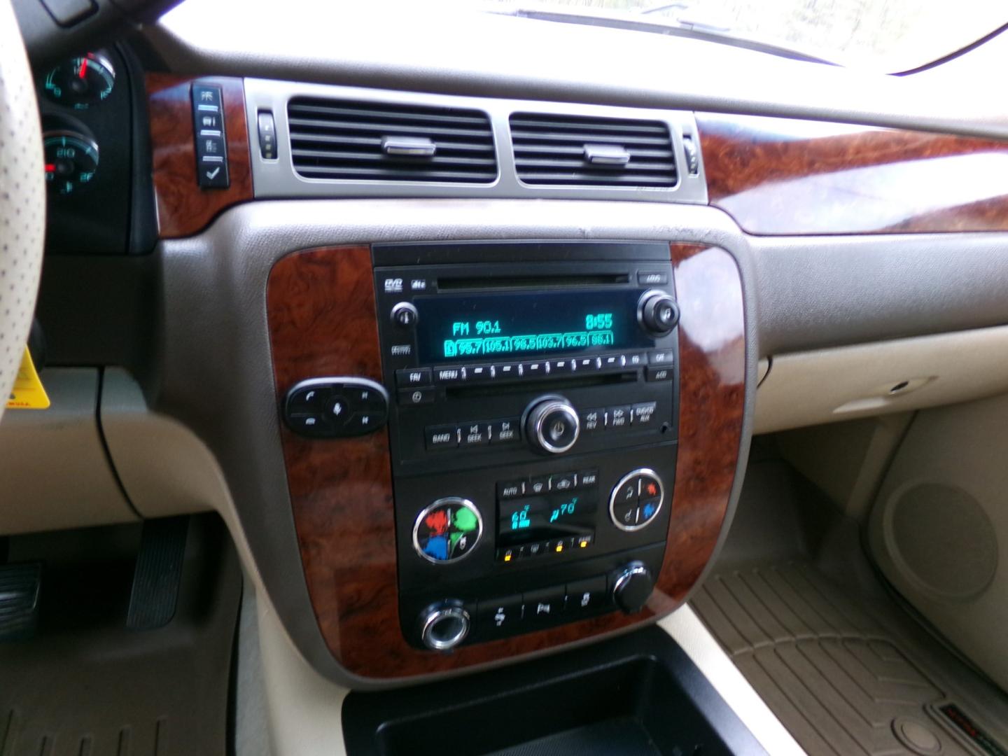 2014 Chevrolet Tahoe LT 2WD (1GNSCBE04ER) with an 5.3L V8 OHV 16V FFV engine, 6-Speed Automatic transmission, located at 400 First NW, Bearden, AR, 71720, (870) 687-3414, 0.000000, 0.000000- Photo#8