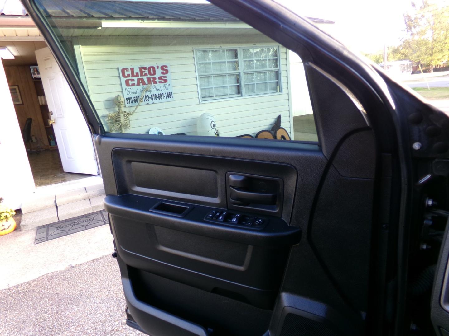 2018 Brilliant Black Pearl /Charcoal Ram 1500 Tradesman Quad Cab 2WD (1C6RR6FG9JS) with an 3.6L V6 DOHC 24V FFV engine, 8-speed automatic transmission, located at 400 First NW, Bearden, AR, 71720, (870) 687-3414, 0.000000, 0.000000- Photo#5