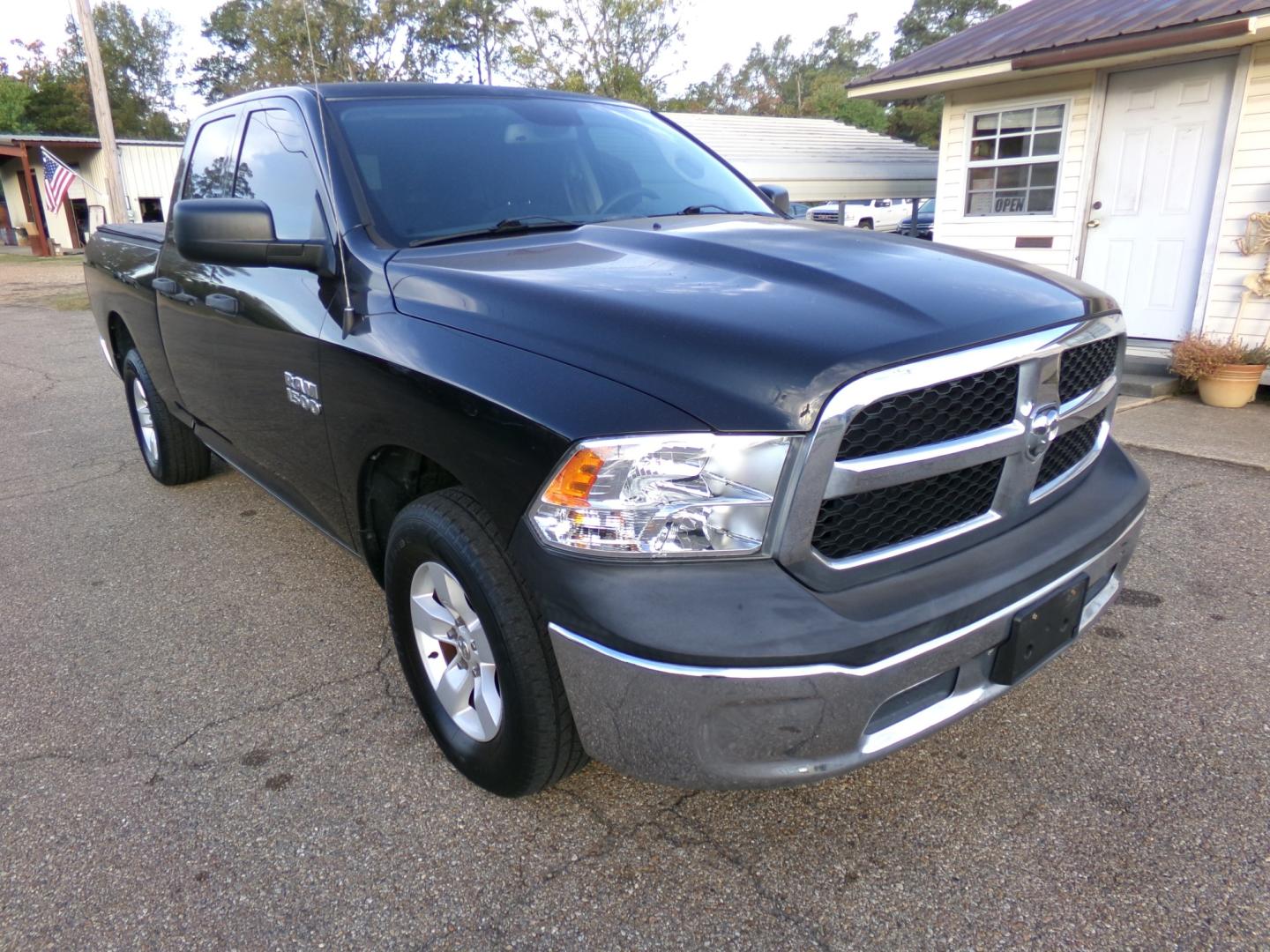 2018 Brilliant Black Pearl /Charcoal Ram 1500 Tradesman Quad Cab 2WD (1C6RR6FG9JS) with an 3.6L V6 DOHC 24V FFV engine, 8-speed automatic transmission, located at 400 First NW, Bearden, AR, 71720, (870) 687-3414, 0.000000, 0.000000- Photo#20