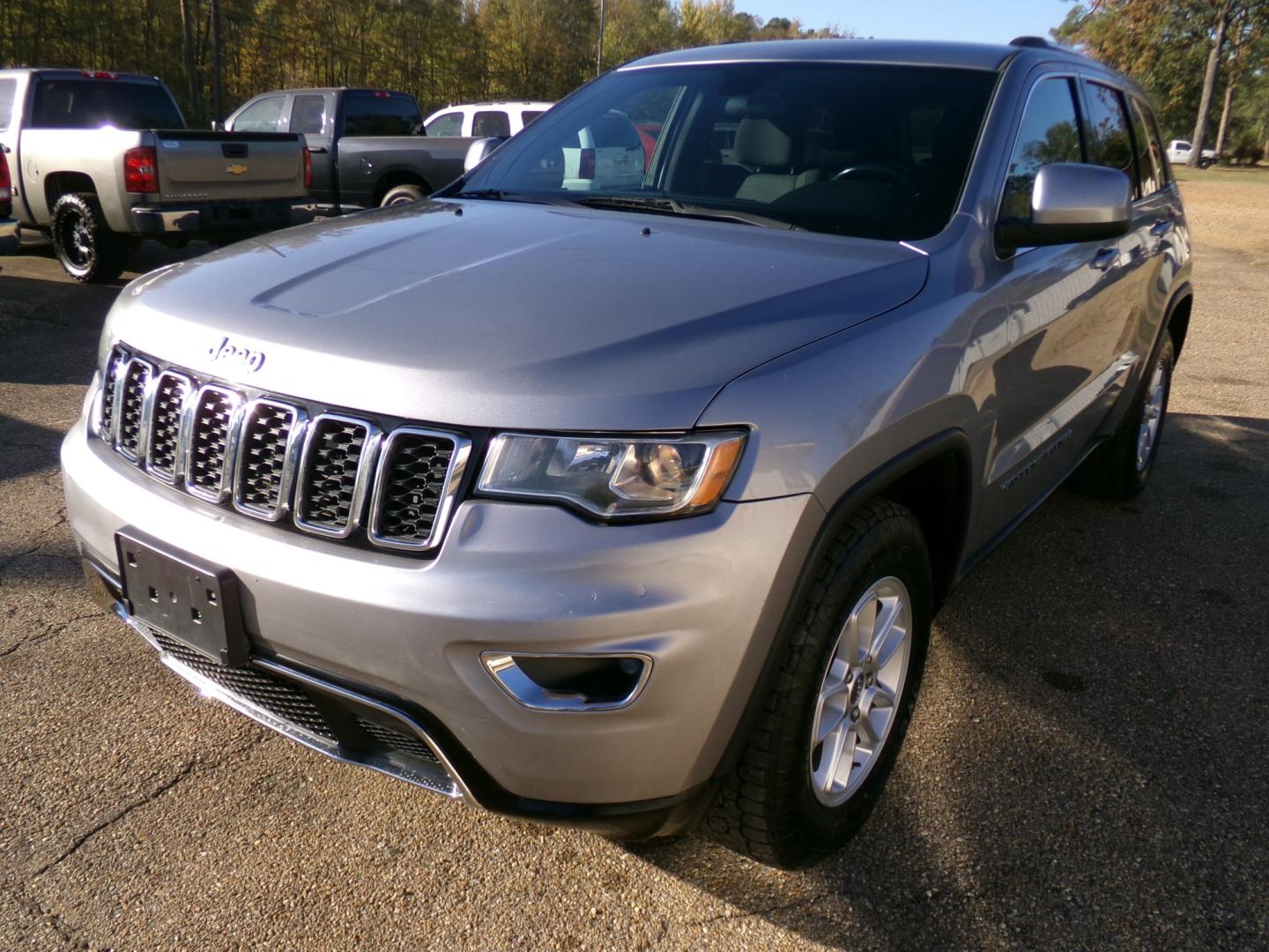 2018 Billet Metallic /Charcoal Jeep Grand Cherokee Laredo 2WD (1C4RJEAG0JC) with an 3.6L V6 DOHC 24V engine, 8-speed automatic transmission, located at 400 First NW, Bearden, AR, 71720, (870) 687-3414, 0.000000, 0.000000- Photo#0