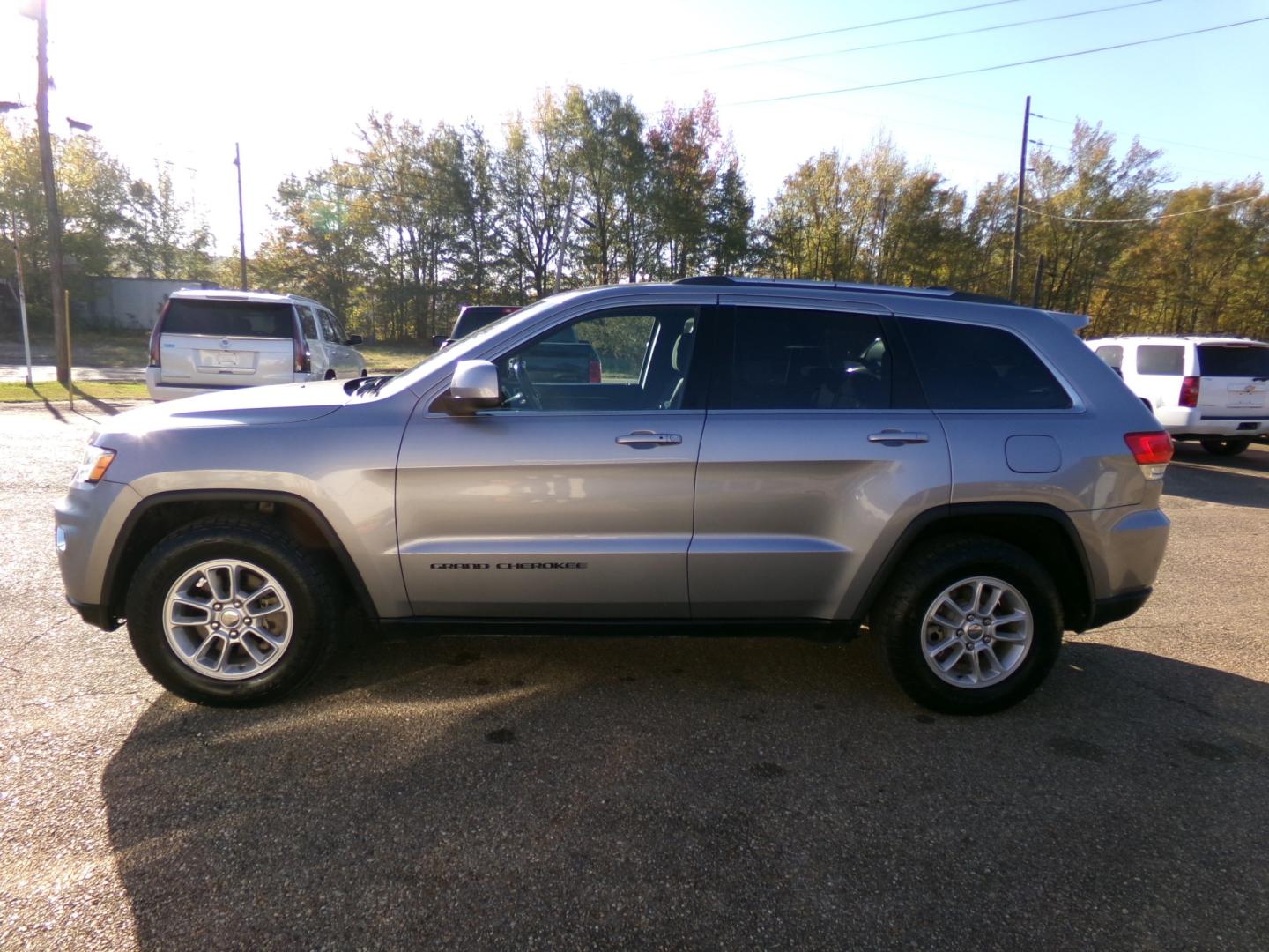 2018 Billet Metallic /Charcoal Jeep Grand Cherokee Laredo 2WD (1C4RJEAG0JC) with an 3.6L V6 DOHC 24V engine, 8-speed automatic transmission, located at 400 First NW, Bearden, AR, 71720, (870) 687-3414, 0.000000, 0.000000- Photo#1