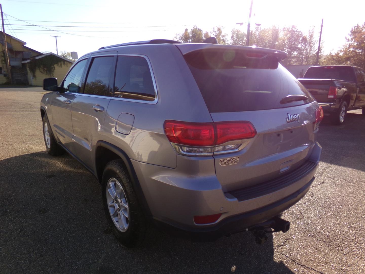 2018 Billet Metallic /Charcoal Jeep Grand Cherokee Laredo 2WD (1C4RJEAG0JC) with an 3.6L V6 DOHC 24V engine, 8-speed automatic transmission, located at 400 First NW, Bearden, AR, 71720, (870) 687-3414, 0.000000, 0.000000- Photo#2