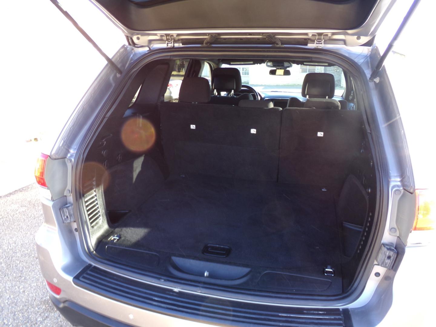 2018 Billet Metallic /Charcoal Jeep Grand Cherokee Laredo 2WD (1C4RJEAG0JC) with an 3.6L V6 DOHC 24V engine, 8-speed automatic transmission, located at 400 First NW, Bearden, AR, 71720, (870) 687-3414, 0.000000, 0.000000- Photo#4