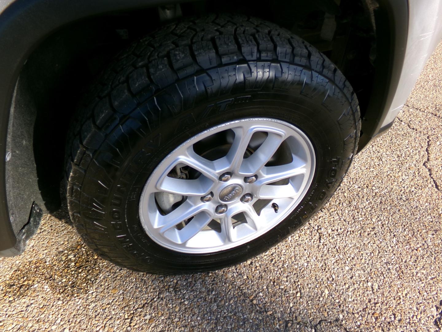 2018 Billet Metallic /Charcoal Jeep Grand Cherokee Laredo 2WD (1C4RJEAG0JC) with an 3.6L V6 DOHC 24V engine, 8-speed automatic transmission, located at 400 First NW, Bearden, AR, 71720, (870) 687-3414, 0.000000, 0.000000- Photo#5