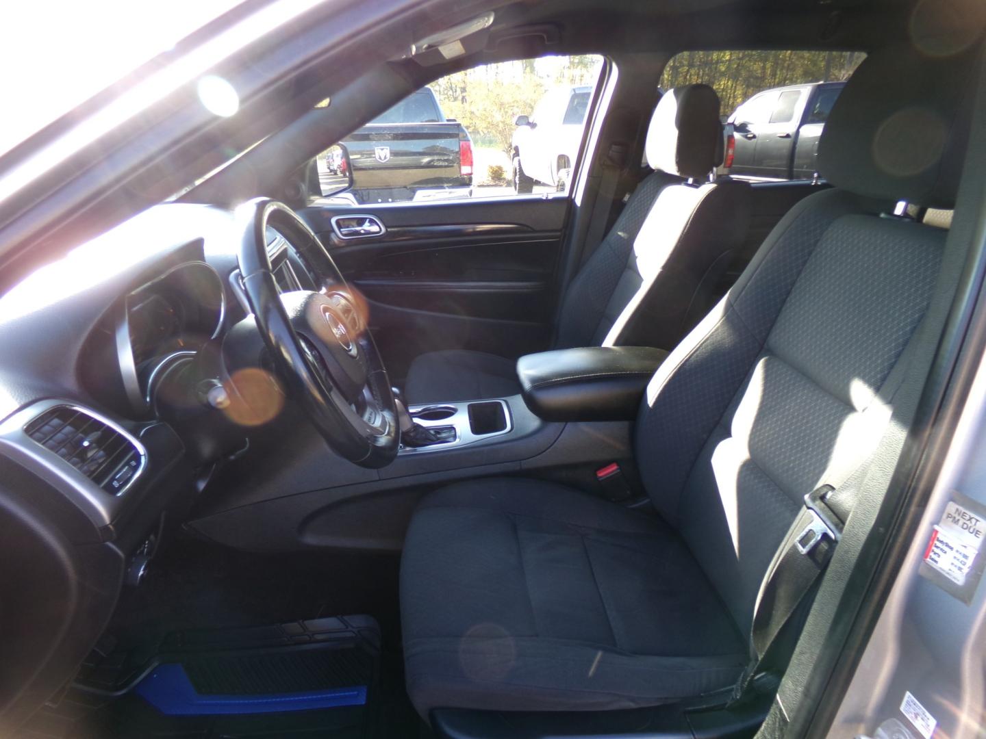 2018 Billet Metallic /Charcoal Jeep Grand Cherokee Laredo 2WD (1C4RJEAG0JC) with an 3.6L V6 DOHC 24V engine, 8-speed automatic transmission, located at 400 First NW, Bearden, AR, 71720, (870) 687-3414, 0.000000, 0.000000- Photo#8