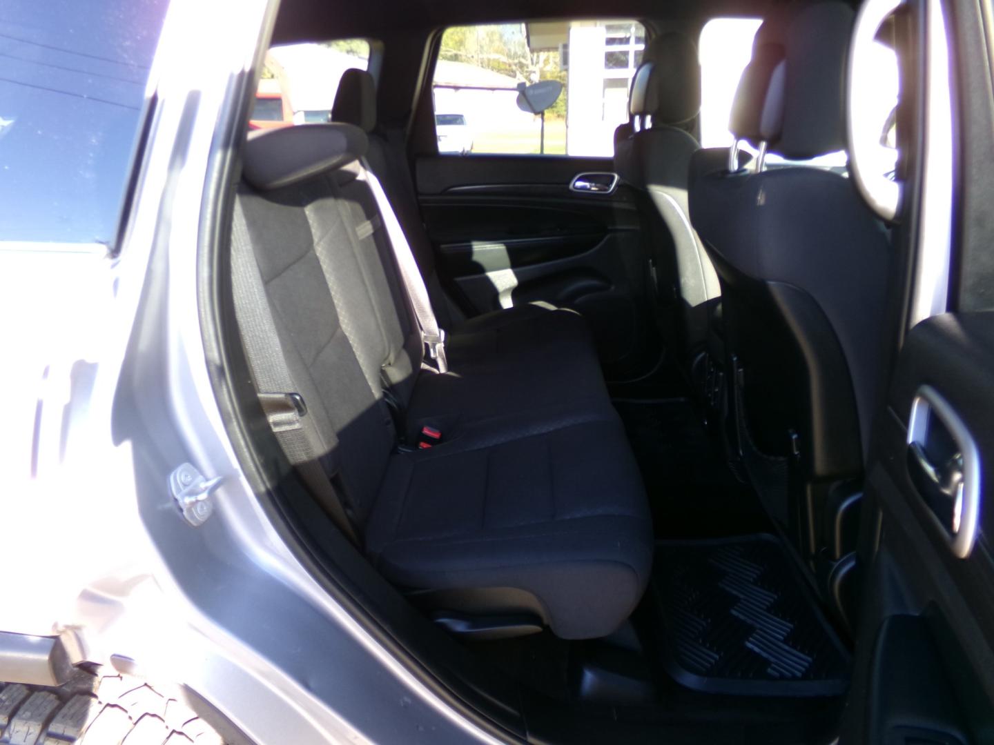 2018 Billet Metallic /Charcoal Jeep Grand Cherokee Laredo 2WD (1C4RJEAG0JC) with an 3.6L V6 DOHC 24V engine, 8-speed automatic transmission, located at 400 First NW, Bearden, AR, 71720, (870) 687-3414, 0.000000, 0.000000- Photo#18