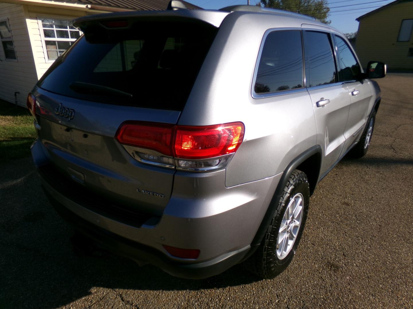 2018 Billet Metallic /Charcoal Jeep Grand Cherokee Laredo 2WD (1C4RJEAG0JC) with an 3.6L V6 DOHC 24V engine, 8-speed automatic transmission, located at 400 First NW, Bearden, AR, 71720, (870) 687-3414, 0.000000, 0.000000- Photo#21