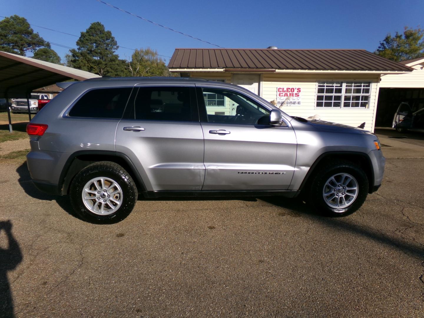 2018 Billet Metallic /Charcoal Jeep Grand Cherokee Laredo 2WD (1C4RJEAG0JC) with an 3.6L V6 DOHC 24V engine, 8-speed automatic transmission, located at 400 First NW, Bearden, AR, 71720, (870) 687-3414, 0.000000, 0.000000- Photo#22
