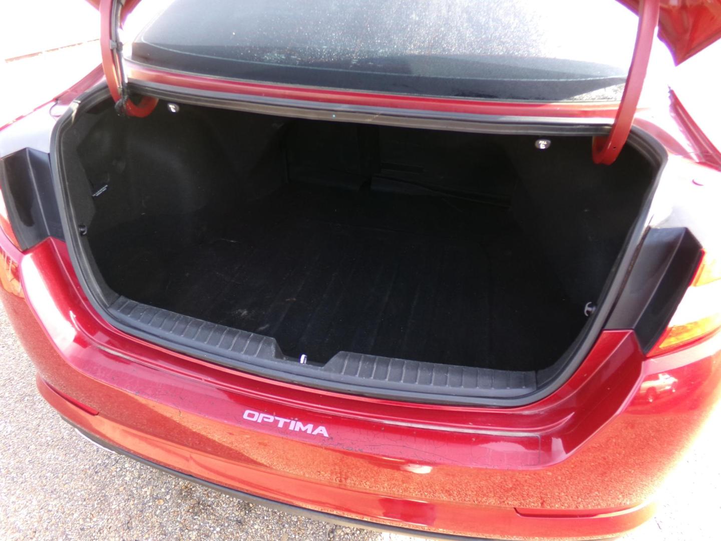 2011 Spicy Red Metallic /Black Kia Optima SX (KNAGR4A60B5) with an 2.4L L4 DOHC 16V TURBO engine, 6-Speed Automatic transmission, located at 401 First NE, Bearden, AR, 71720, (870) 687-3414, 33.726528, -92.611519 - Photo#3