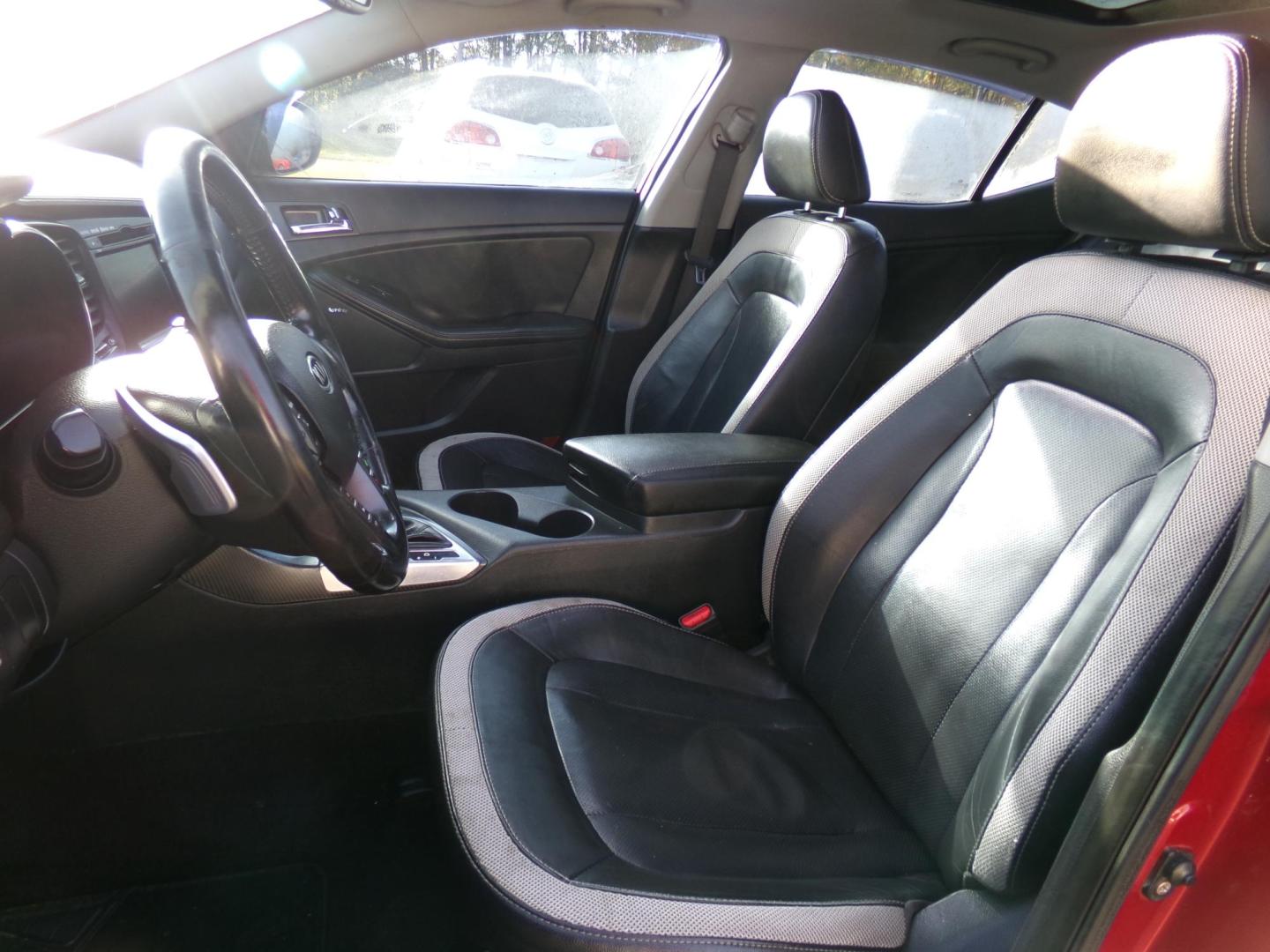 2011 Spicy Red Metallic /Black Kia Optima SX (KNAGR4A60B5) with an 2.4L L4 DOHC 16V TURBO engine, 6-Speed Automatic transmission, located at 401 First NE, Bearden, AR, 71720, (870) 687-3414, 33.726528, -92.611519 - Photo#7