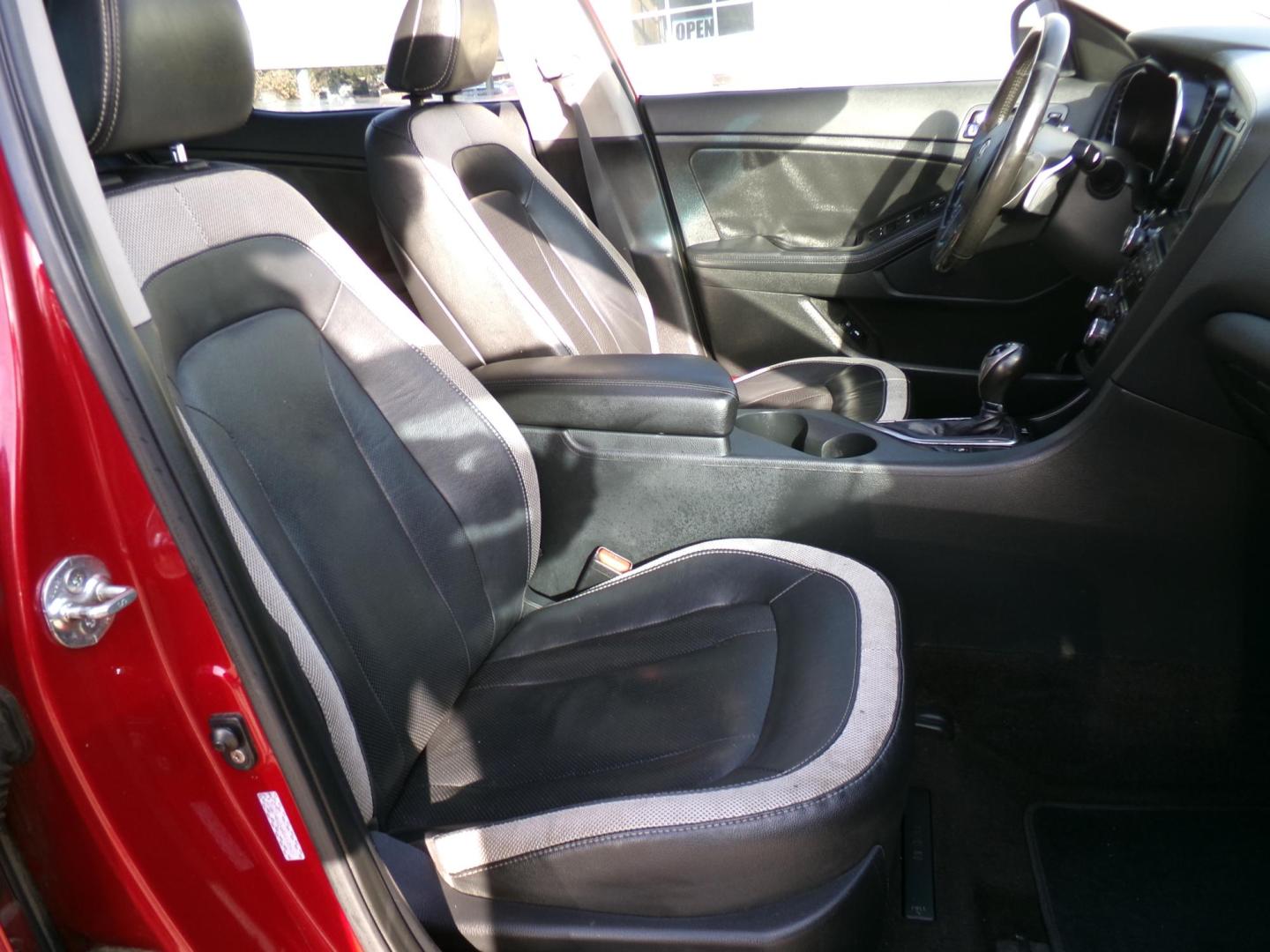 2011 Spicy Red Metallic /Black Kia Optima SX (KNAGR4A60B5) with an 2.4L L4 DOHC 16V TURBO engine, 6-Speed Automatic transmission, located at 401 First NE, Bearden, AR, 71720, (870) 687-3414, 33.726528, -92.611519 - Photo#19