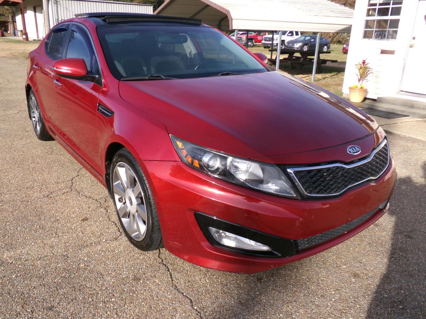 2011 Spicy Red Metallic /Black Kia Optima SX (KNAGR4A60B5) with an 2.4L L4 DOHC 16V TURBO engine, 6-Speed Automatic transmission, located at 401 First NE, Bearden, AR, 71720, (870) 687-3414, 33.726528, -92.611519 - Photo#25